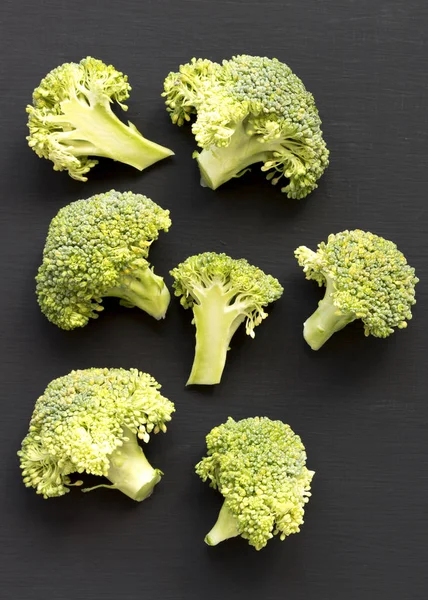 Çiğ Brokoli Siyah Yüzey Iyi Görünüm Yukarıdan Yükü Yat — Stok fotoğraf