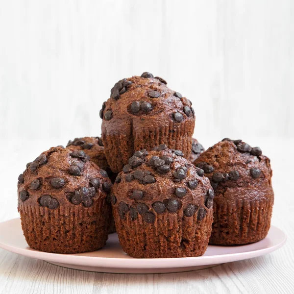 Schokoladen Cupcakes Auf Rosa Teller Seitenansicht Nahaufnahme — Stockfoto