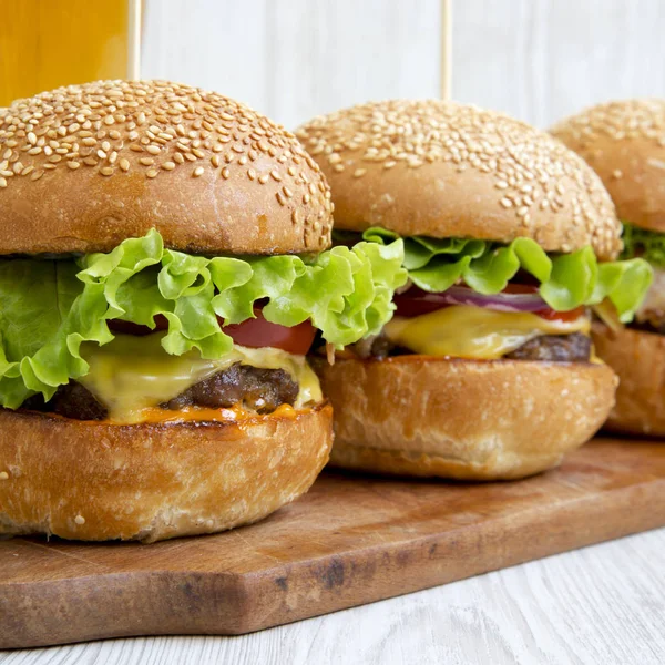 Domácí Cheeseburger Sklenicí Piva Dřevěné Desce Boční Pohled Detail — Stock fotografie