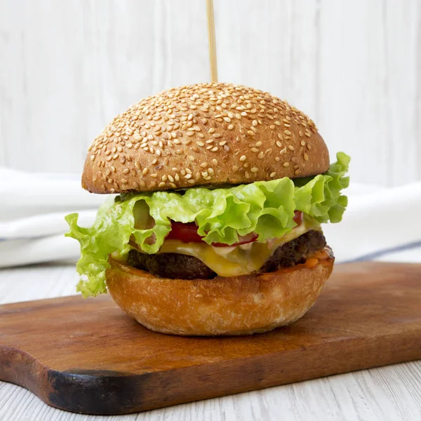 Domácí Cheeseburger Rustikální Dřevěné Desce Bílé Dřevěné Pozadí Boční Pohled — Stock fotografie