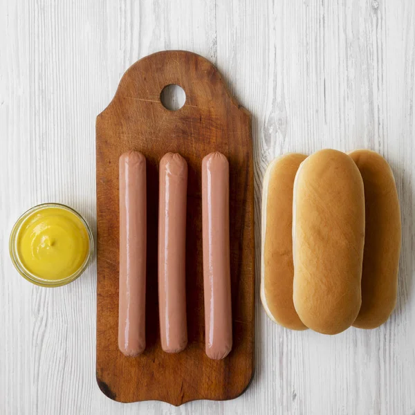 Hotdog Ingredienser Pølser Træplade Hotdog Boller Sennep Hvidt Træbord Topvisning - Stock-foto