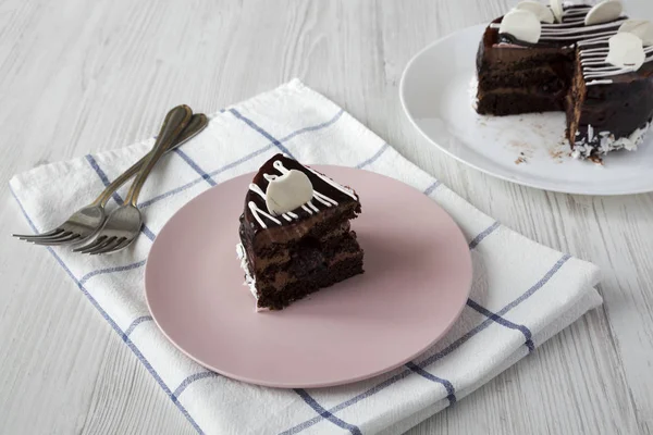 Stück Hausgemachte Schokoladen Kirschtorte Auf Rosa Teller Über Weißem Holzhintergrund — Stockfoto