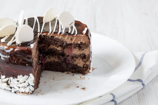 Stück Hausgemachter Schokoladenkirschkuchen Auf Einem Weißen Teller Seitenansicht Nahaufnahme — Stockfoto