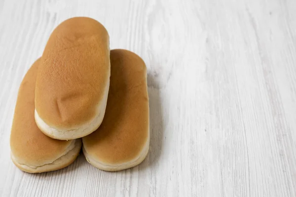 Würstchenbrötchen Auf Weißem Holzhintergrund Seitenansicht Nahaufnahme Kopierraum — Stockfoto