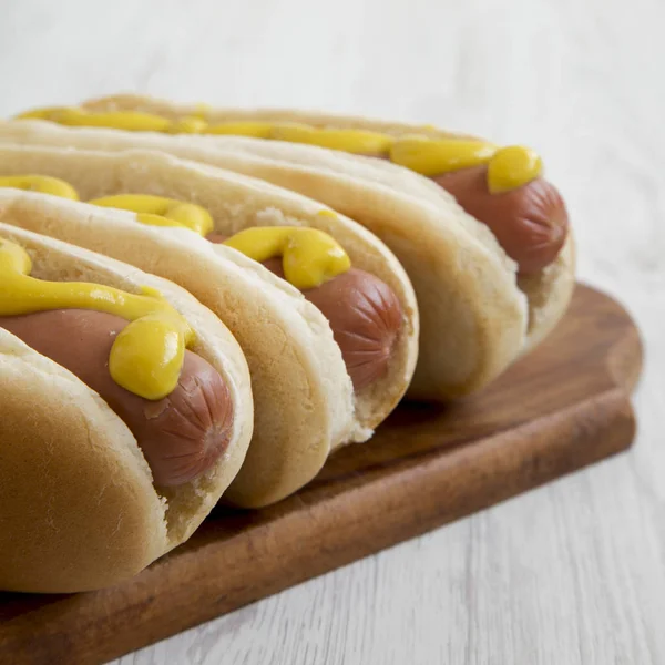 Hot Dog Met Gele Mosterd Rustieke Houten Bord Witte Houten — Stockfoto