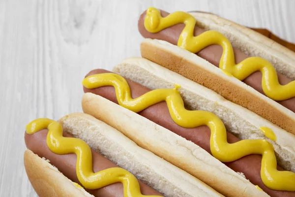 Hot Dog Com Mostarda Amarela Tábua Madeira Sobre Fundo Madeira — Fotografia de Stock