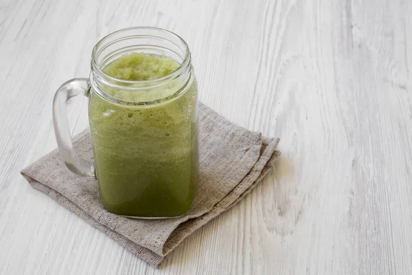 Groene Selder Smoothie Glazen Pot Witte Houten Achtergrond Zijaanzicht Kopiëren — Stockfoto