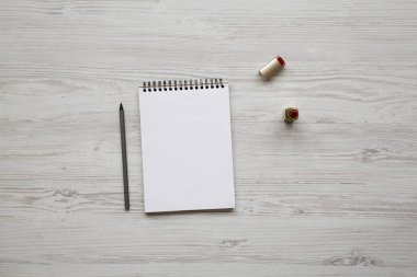 Kalem, ruj ve defter, havai görünümü ile kadınsı çalışma alanı. Yukarıdaki üzerinden düz lay.