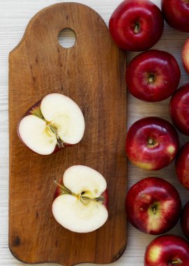 Çiğ kırmızı elma, üstten görünüm. Yukarıdan, ek yük düz lay.