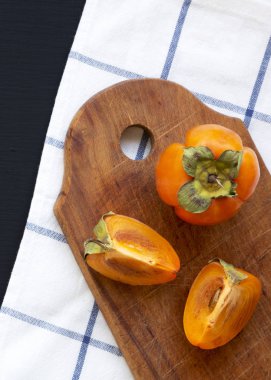 Taze hurma rustik ahşap tahta, üstten görünüm üzerinde. Düz, tepegöz, yukarıdan yatıyordu. 