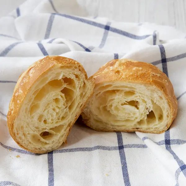 Hausgemachtes Frisches Croissant Auf Stoff Seitenansicht Nahaufnahme — Stockfoto