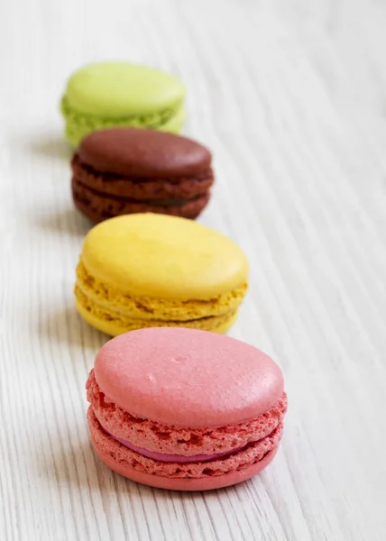 Macarons Doux Colorés Sur Fond Bois Blanc Vue Latérale Gros — Photo