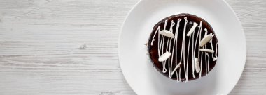 Beyaz ahşap masa, üstten görünüm üzerinde ev yapımı çikolatalı kiraz kek. Düz, tepegöz, yukarıdan yatıyordu. Metin için yer.