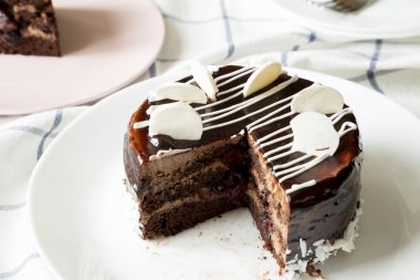 Ev yapımı çikolatalı kiraz kek, düşük açılı görünüş. Yakın çekim.