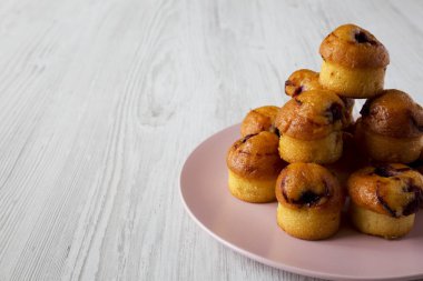 Beyaz ahşap arka plan, yan görünüm üzerinde pembe plaka üzerinde kiraz ile ev yapımı kek.