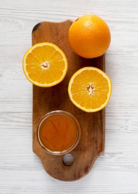 Ev yapımı turuncu marmelade Beyaz ahşap zemin, üstten görünüm üzerinde rustik gemide. Düz, tepegöz, yukarıdan yatıyordu. 