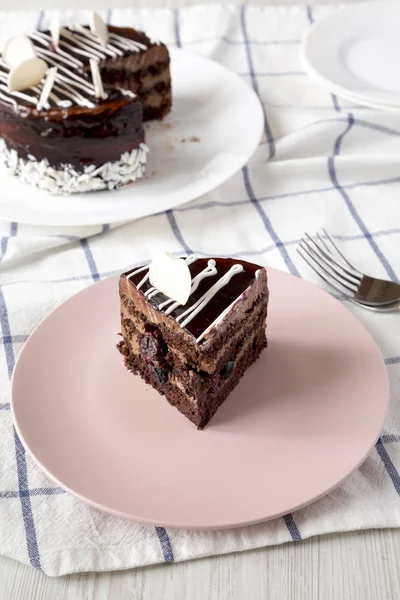 Stück Schokoladenkirschkuchen Niedriger Blickwinkel Nahaufnahme — Stockfoto
