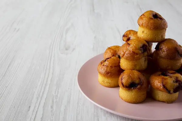 Beyaz ahşap arka plan, yan görünüm üzerinde pembe plaka üzerinde kiraz ile ev yapımı kek.