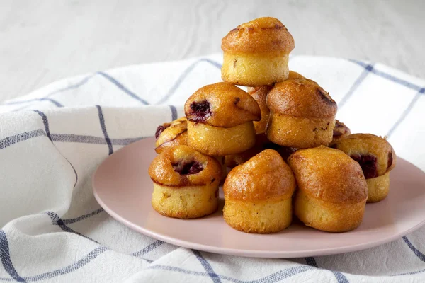 Kiraz pembe plaka, yan görünümü ile ev yapımı mini kekler. Yakın çekim.