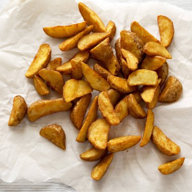 Kızarmış patates dilimleri sac pişirme üzerinde. Yukarıdan, tepegöz, görünümü top. Yakın çekim.