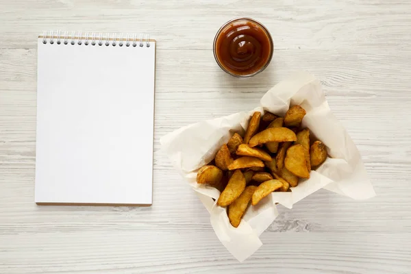 Gebakken Aardappel Wiggen Papier Box Barbecue Saus Lege Kladblok Een — Stockfoto