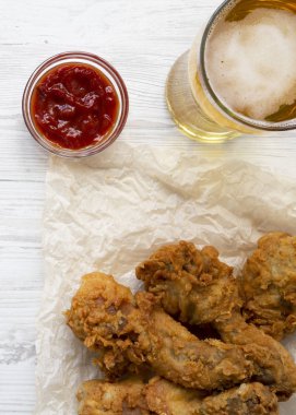 Kızarmış tavuk ızgara sosu ve bardak soğuk bira, üstten görünüm. Yukarıda, ek yükü.