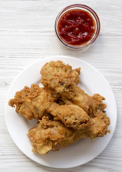 Stekt Kyckling Ben Vit Rund Platta Med Ketchup Ovanifrån Från — Stockfoto