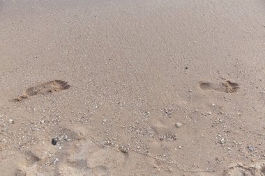 Kum plaj, yan görünüm üzerinde ayak izleri.