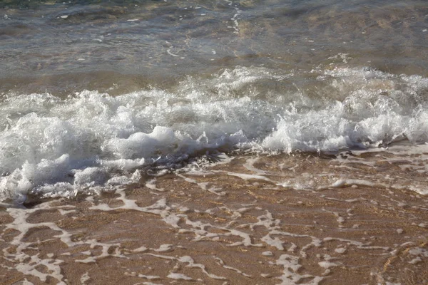 海の波と海岸 クローズ アップ — ストック写真