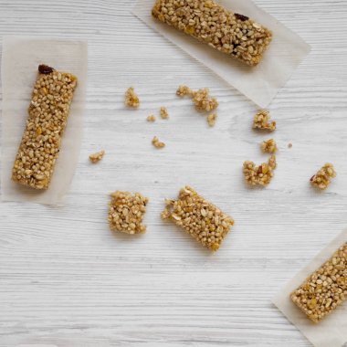 Beyaz ahşap bir masa üstten görünüm üzerinde sac pişirme üzerinde granola barlar. Tepegöz, yukarıdan, ek yükü.