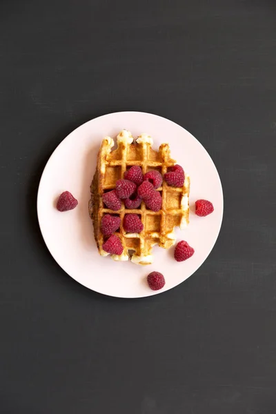 Waffle Tradicional Belgas Com Framboesas Placa Rosa Sobre Superfície Preta — Fotografia de Stock