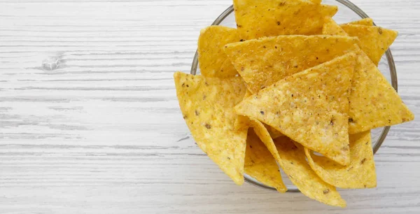 Plná Miska Tortilla Chipsy Bílém Pozadí Dřevěná Pohled Shora Mexické — Stock fotografie