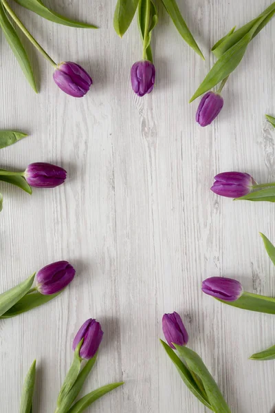 Ramka Fioletowy Tulipanów Biały Drewniane Zobacz Powierzchni Top Mieszkanie Świeckich — Zdjęcie stockowe