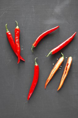 Üstten Görünüm, siyah zemin üzerine kırmızı biber biber. Yukarıdan, ek yükü yat.