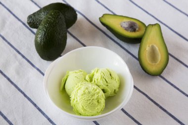 Ev yapımı avokado dondurma bir kapta, düşük açılı görünüş. Portre.