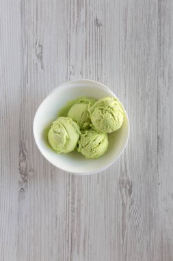 Ev yapımı avokado dondurma bir kapta, havai görünümü. Üstten Görünüm, düz yatıyordu, yukarıdan.