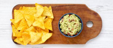 Üstten Görünüm, Meksika guacamole ve cips rustik ahşap tahta üzerinde. Yukarıda, ek yükü.