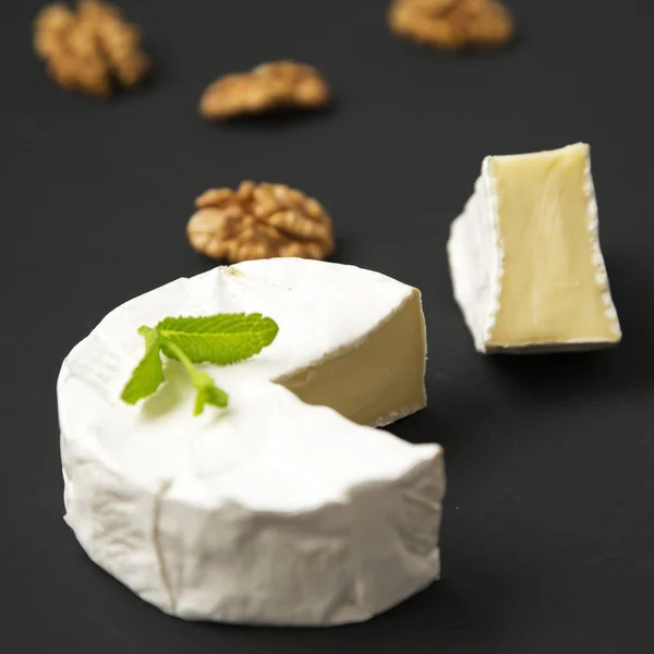 Cheese Camembert Brie Sfondo Scuro Produzione Latte Vista Laterale Primo — Foto Stock