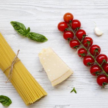 Spagetti ve makarna üzerine beyaz bir w yemek pişirmek için çeşitli malzemeler