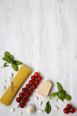 Üstten Görünüm, İtalyan makarna bir WHI üzerine yemek pişirmek için çeşitli malzemeler