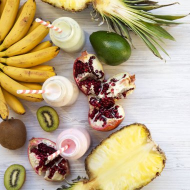 Meyve smoothies farklı tadı ile ingred cam şişelerde