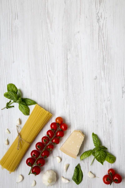 Vista superior, varios ingredientes para cocinar pasta italiana en un whi — Foto de Stock