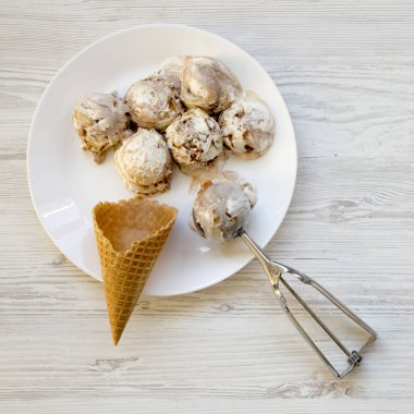 Tiramisu dondurma tatlı waffle koni, üstten görünüm ile kaşık toz. Kaynak