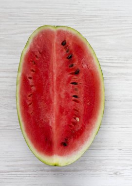 Taze bir beyaz ahşap masa, üstten görünüm karpuz kestim. ABO