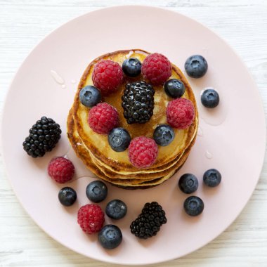 Üstten Görünüm, çilek ve pembe bir plaka üzerinde ballı krep. Overh