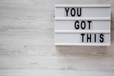 Beyaz ahşap yüzey 'Sende' kelimeleri ile modern yönetim kurulu