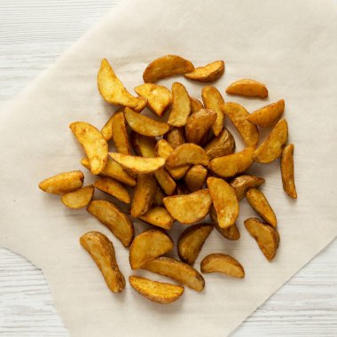 Beyaz ahşap zemin, üstten görünüm üzerinde kızarmış patates dilimleri. Kaynak