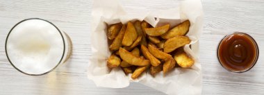 Kağıt kutusu, barbekü sosu kızarmış patates dilimleri ve bardak olmak