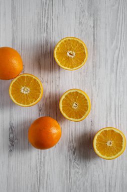 Üstten Görünüm beyaz tahta masada yarıya ve tüm portakal. Overhe
