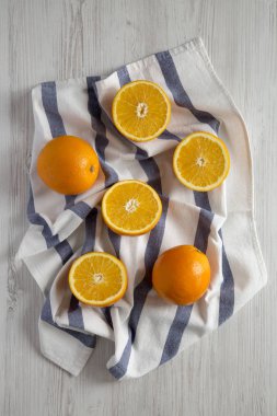Üstten Görünüm beyaz tahta masada yarıya ve tüm portakal. Overhe